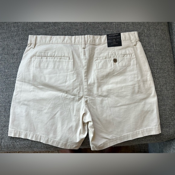 BANANA REPUBLIC 7" LIVED-IN SHORT - Picture 2 of 6